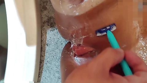 Ebony slut in her 40+ year old house has sex with the amateur