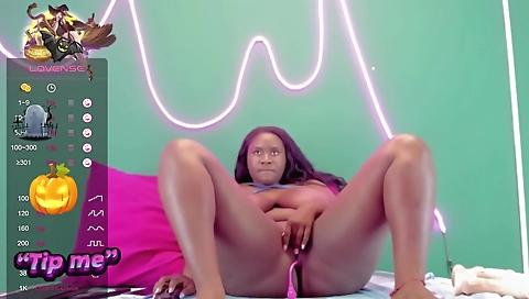 Sexy amateur ebony with big boobs showing off on the web cam