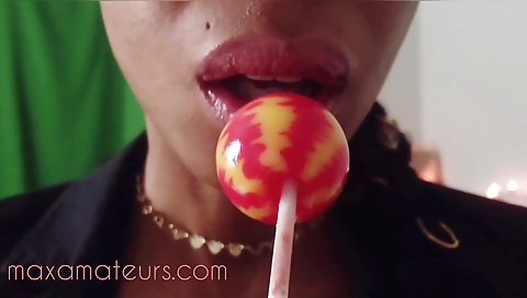 Ebony lass enjoys sucking lollipop in her favorite pose