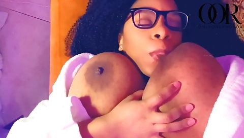 Ebony hottie shows off her body in amateur solo video