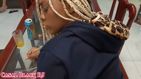 Amadou me acordou de que está passando uma notinha bem sutil