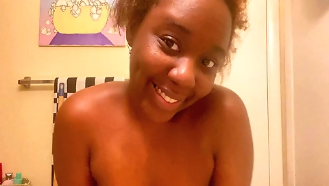 Ebony mature babe with a nice ass fucks in solo mode