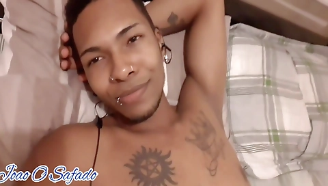 Ebony chick with a tattoo fucks in an amateur solo vid